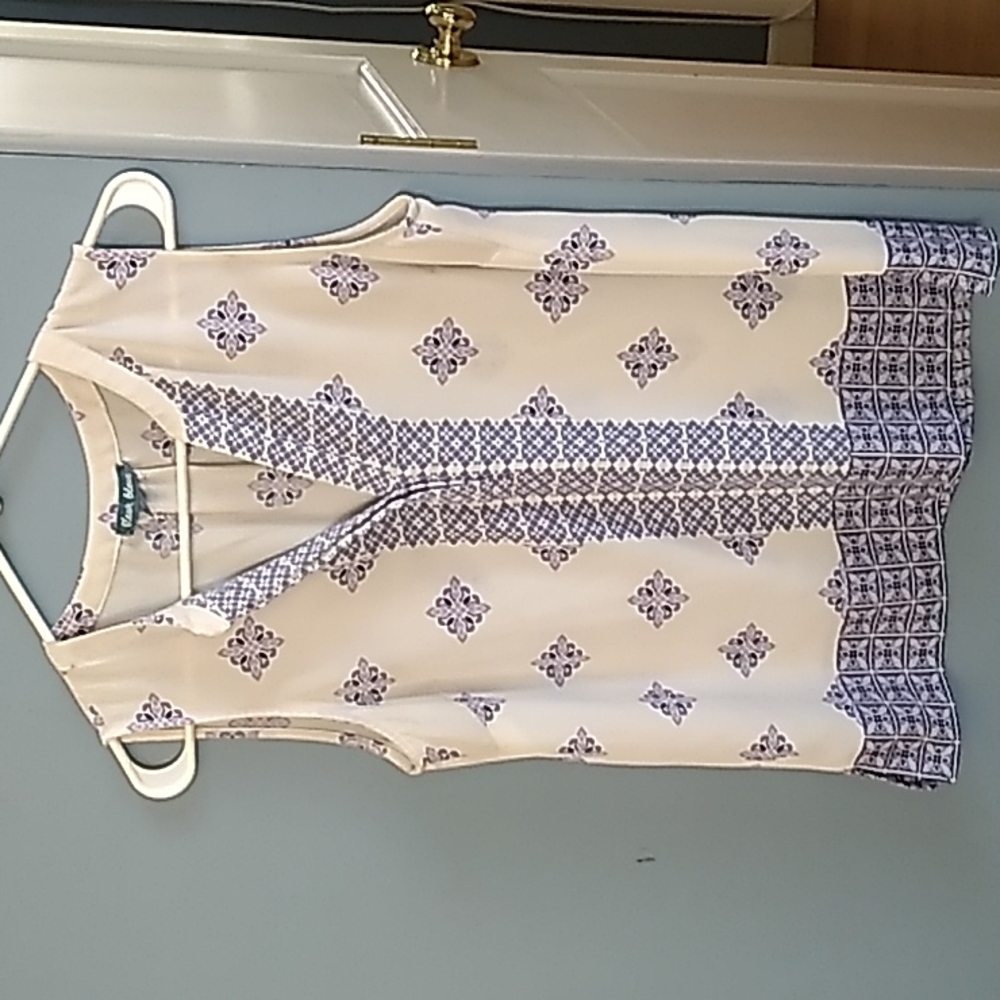Sleeveless top , size s white with shades of purple